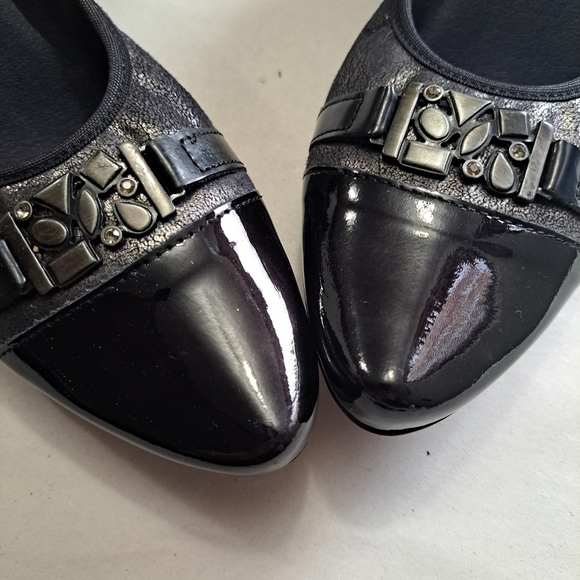 Docking By Fluchos   Black Pump With Embellishments - Picture 3 of 11